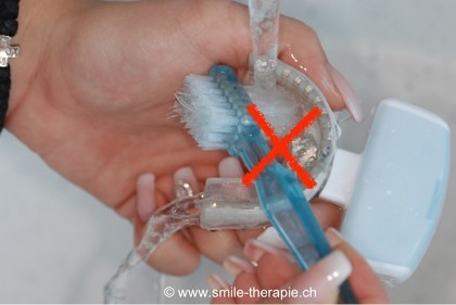 Das Gerät nicht am Silikonteil halten, nicht mit Bürste reinigen